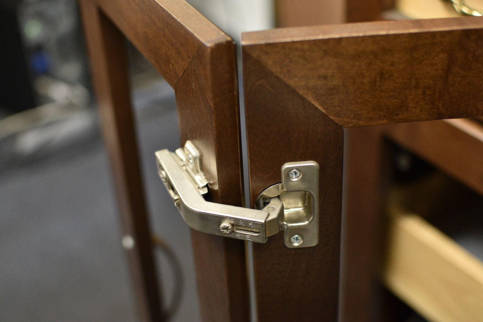 135 ° Angle Concealed Hinge Cabinet Hardware 1 Pair Bifold Door w Mounting Plate - amerfithardware